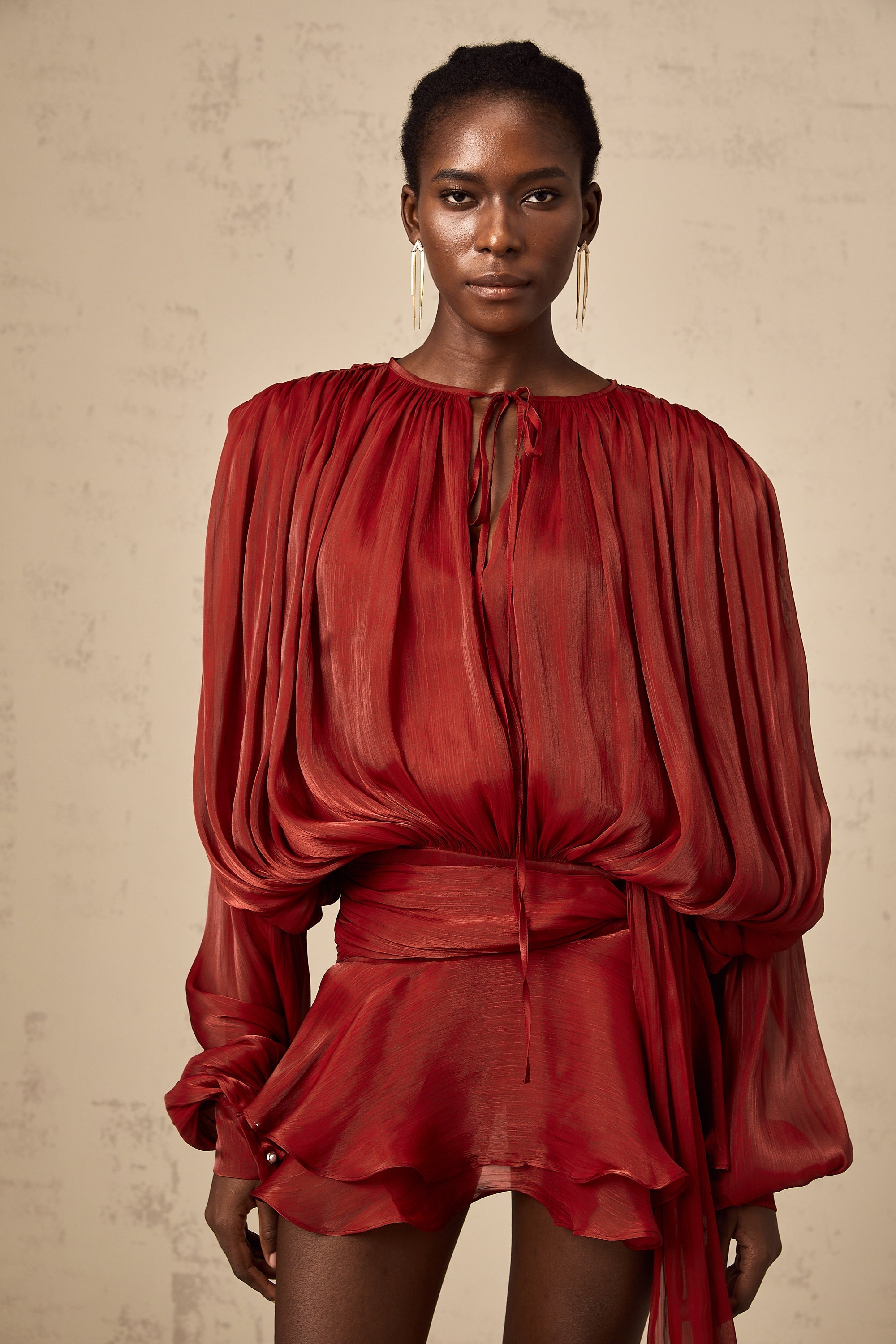 Ella - Mini Volang Klänning med Fåll Eugénie Röd