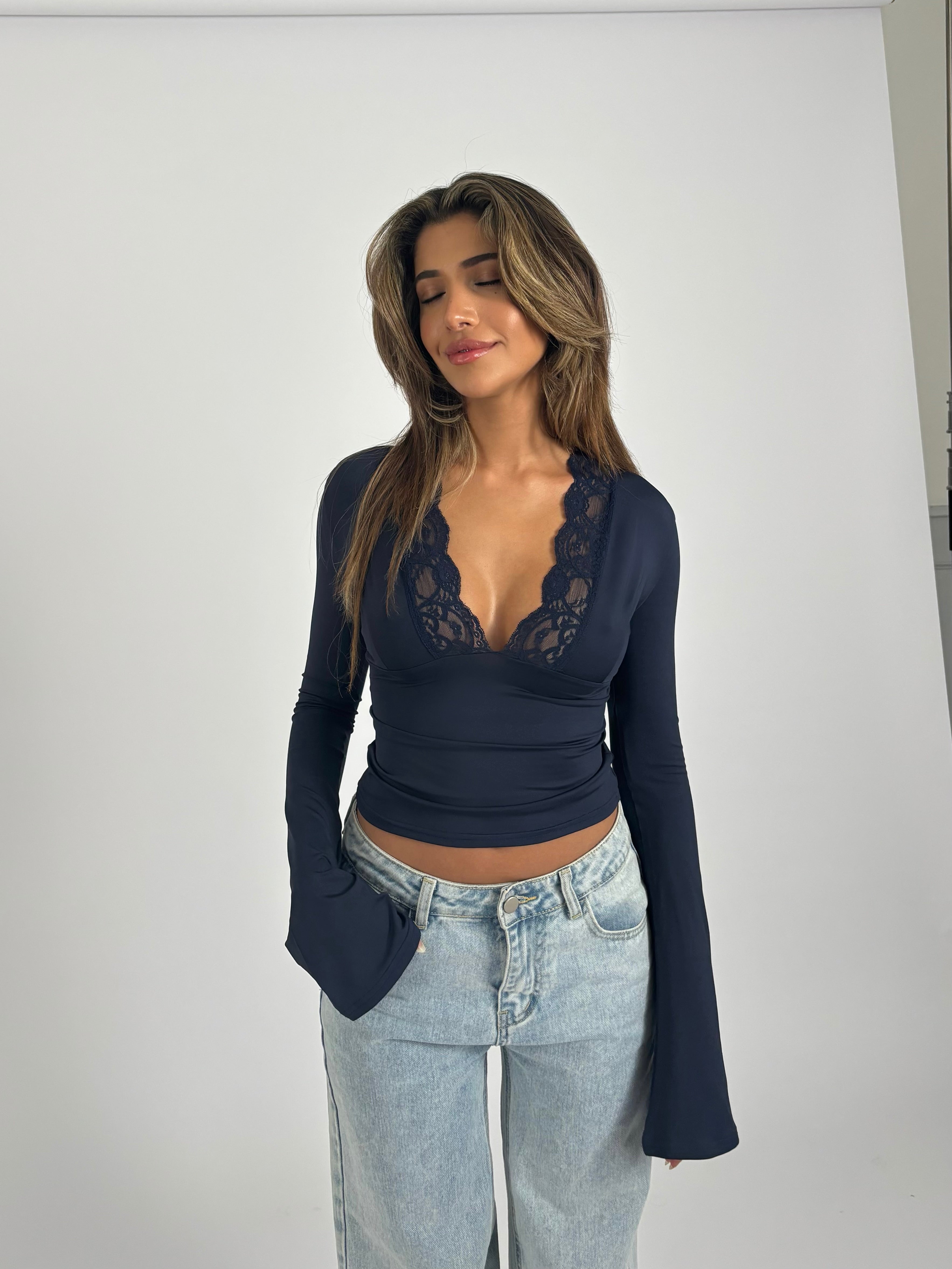 CLARA | Topp i spets