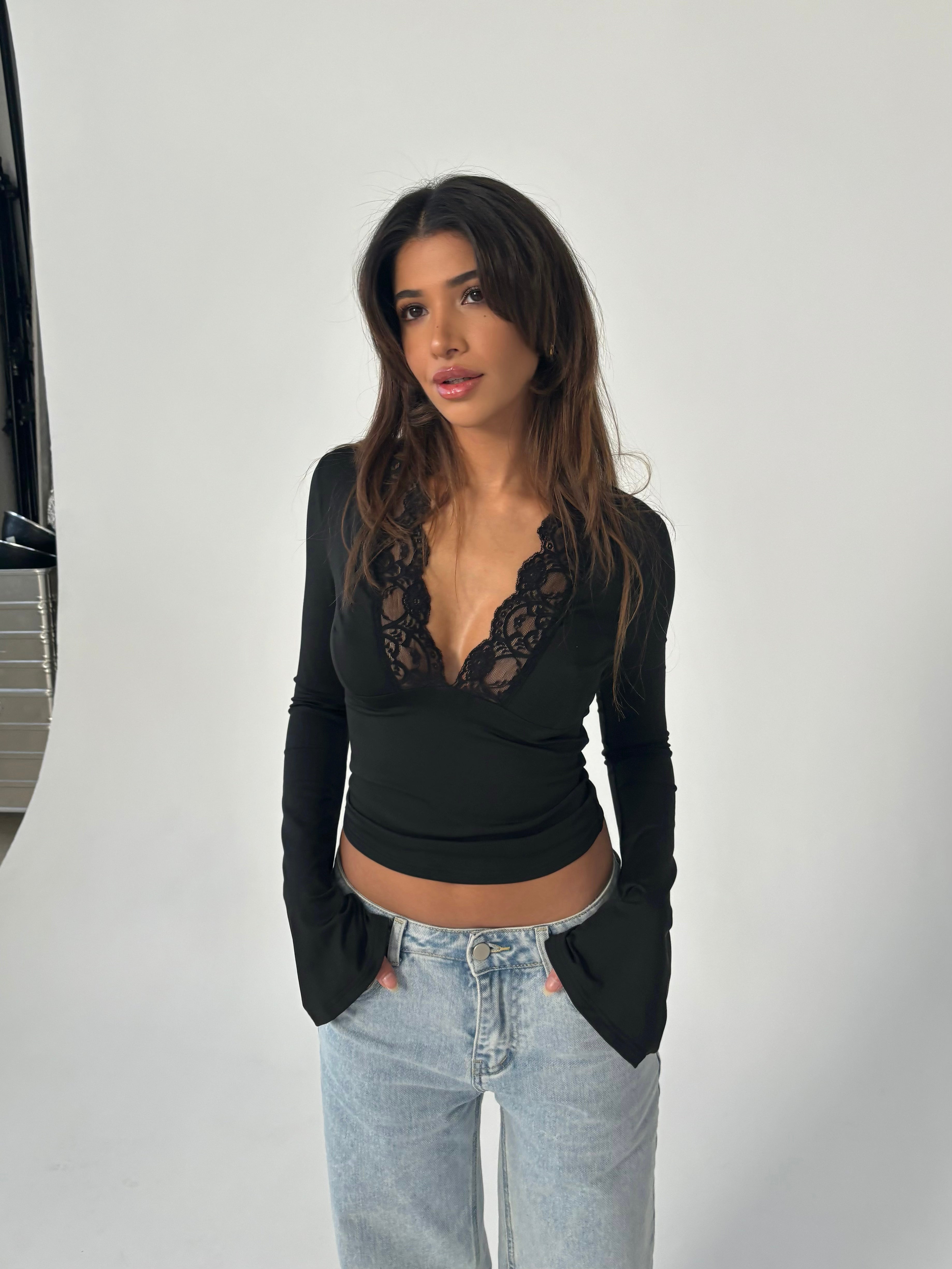 CLARA | Topp i spets