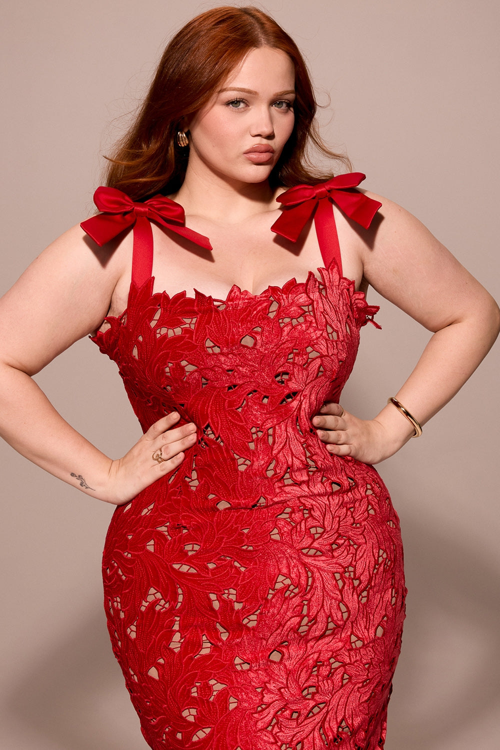 Caroline – Svart maxiklänning i sammet och spets