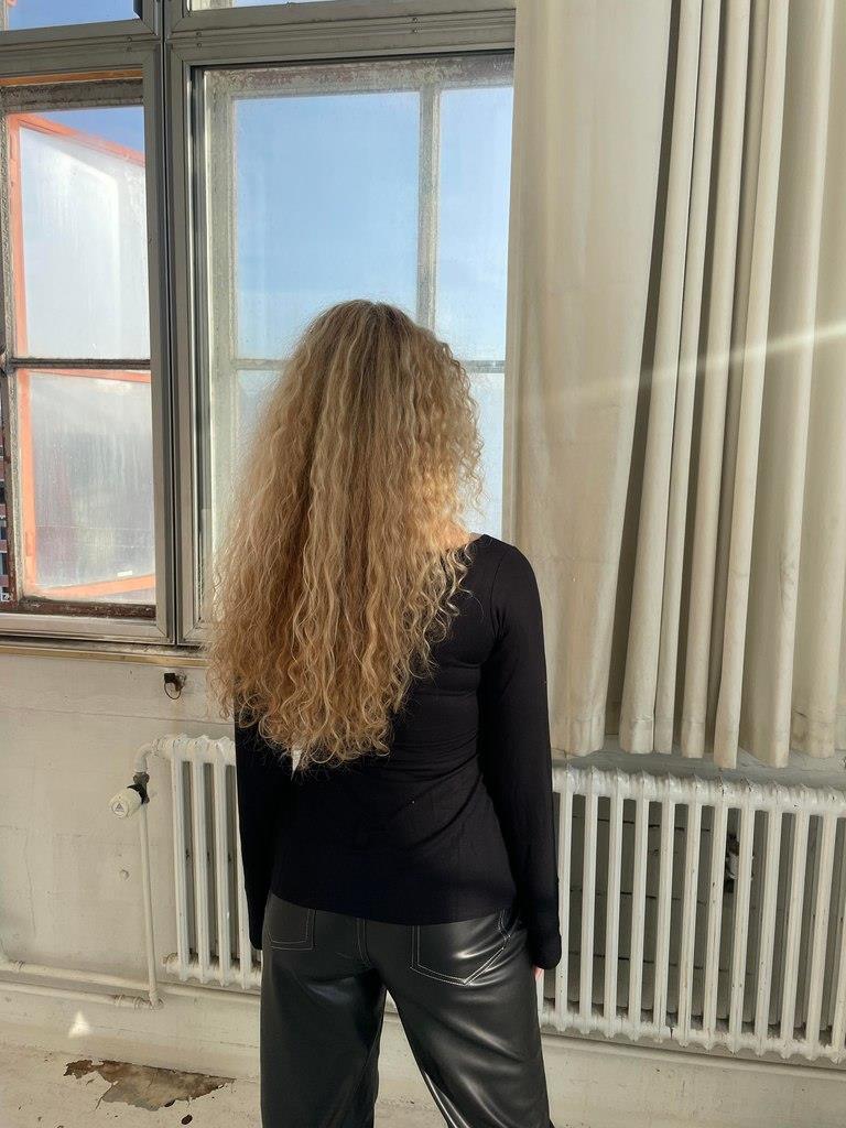 Merle – Elegant blus med knutdetalj