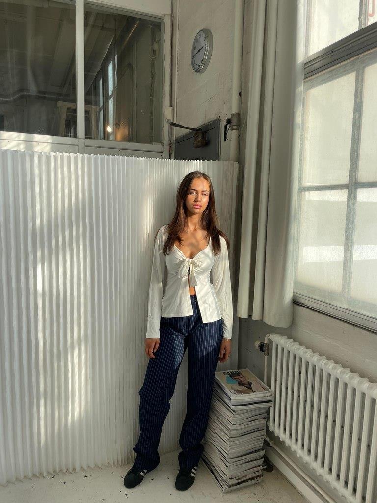 Merle – Elegant blus med knutdetalj