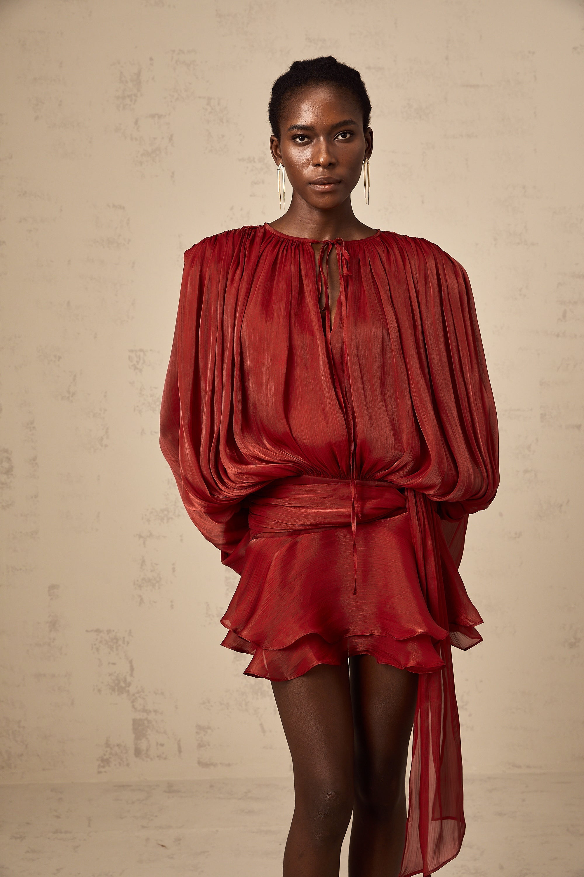 Ella - Mini Volang Klänning med Fåll Eugénie Röd