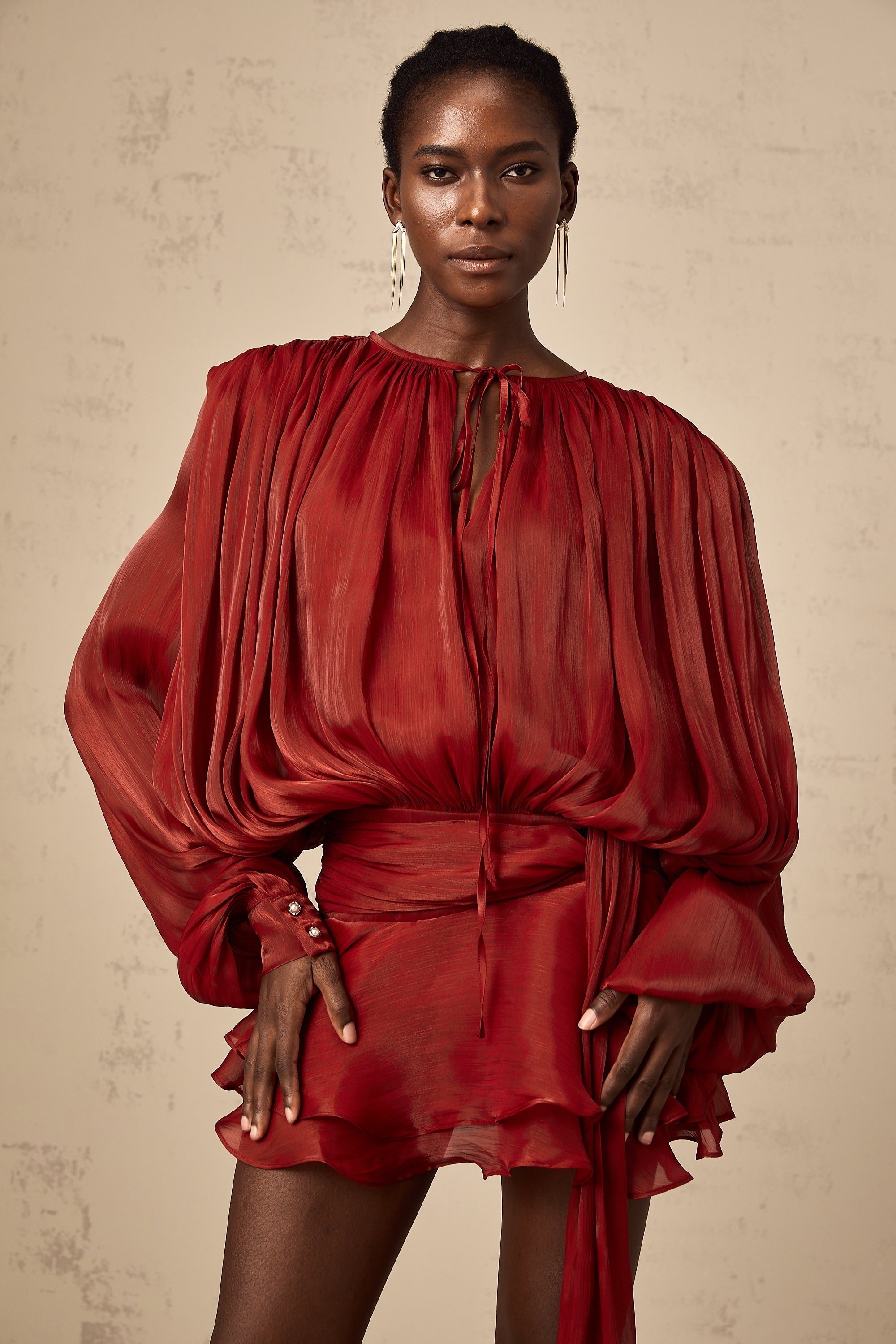 Ella - Mini Volang Klänning med Fåll Eugénie Röd