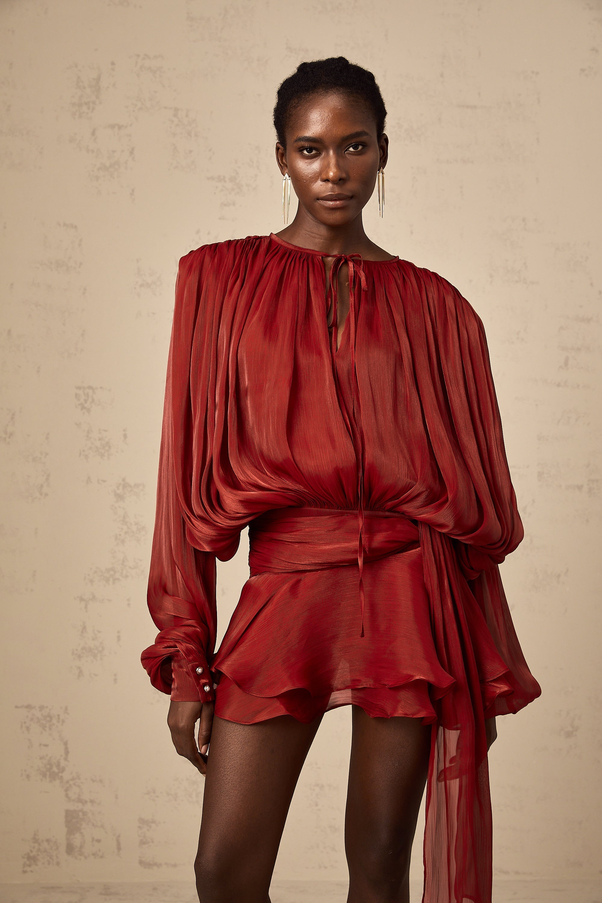 Ella - Mini Volang Klänning med Fåll Eugénie Röd