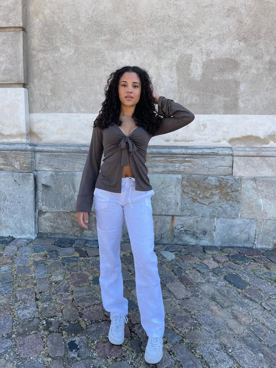 Merle – Elegant blus med knutdetalj