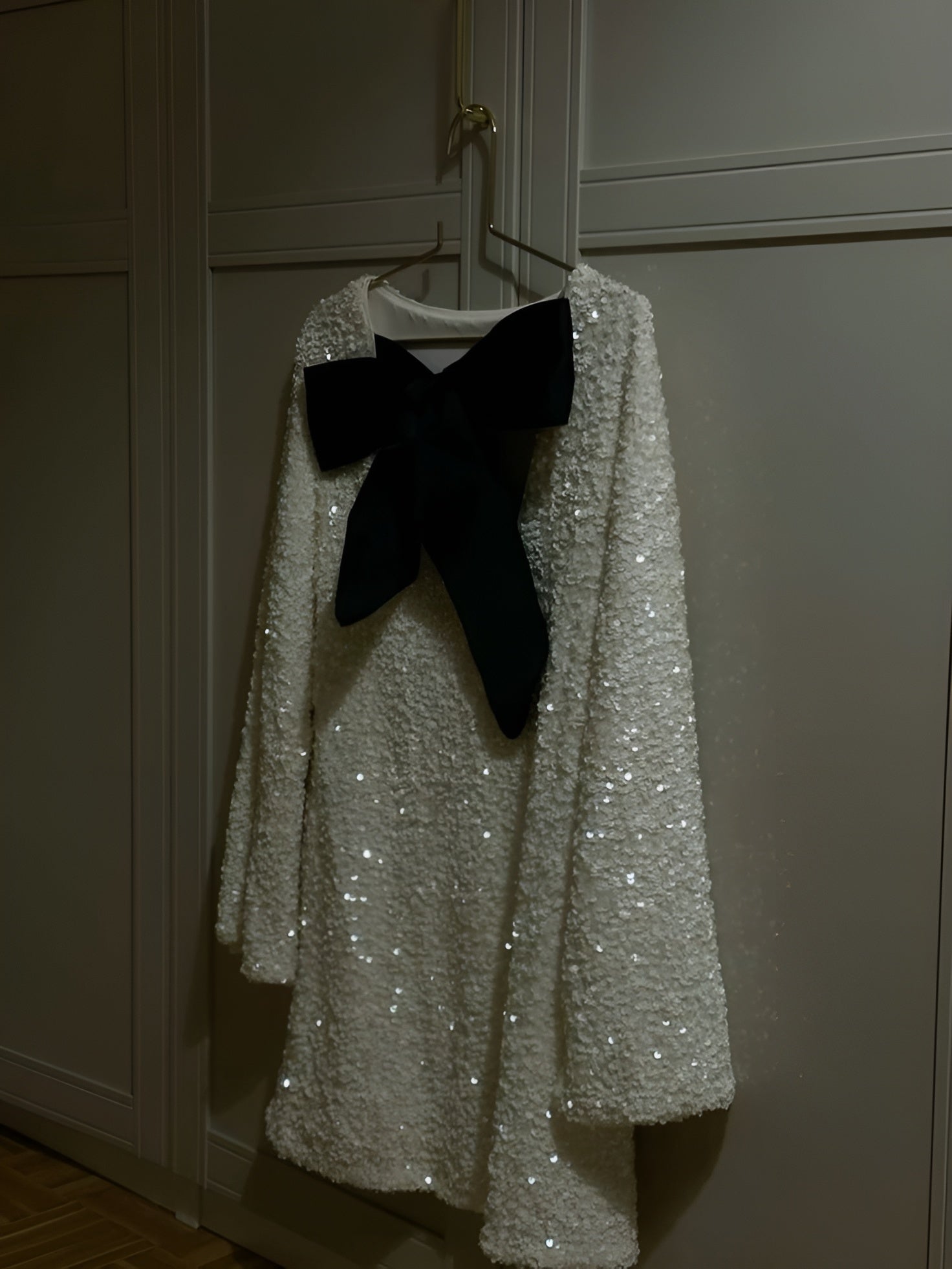 Carina - Paljettklänning med volanger